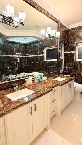a bathroom with two sinks and a large mirror at Luxury Private house in Richmond