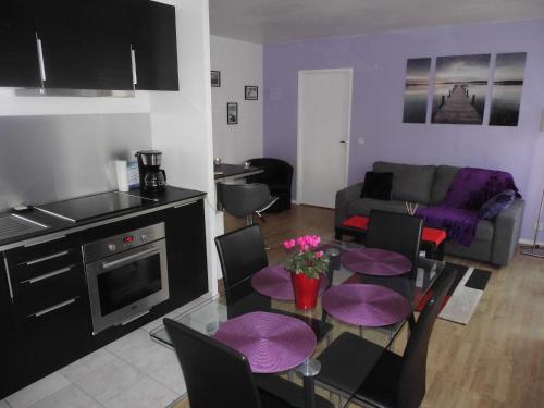 Briget Apartment في شيسي: مطبخ وغرفة معيشة مع طاولة وكراسي