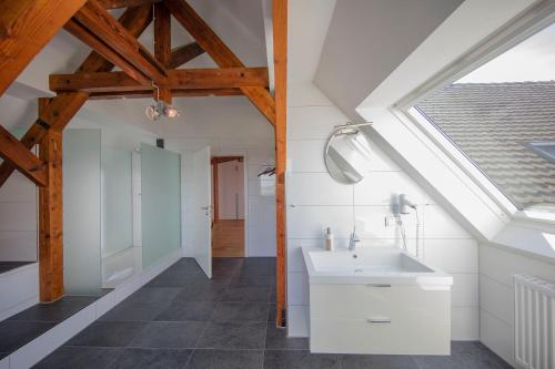 Kylpyhuone majoituspaikassa Bodensee-Hotel Sonnenhof