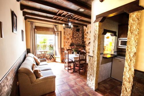 a living room with a couch and a kitchen at Alojamientos Rurales Benarum con Spa in Alpujarra De La Sierra