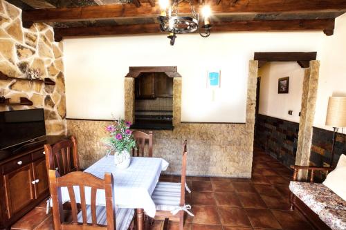 a kitchen and dining room with a table and chairs at Alojamientos Rurales Benarum con Spa in Alpujarra De La Sierra