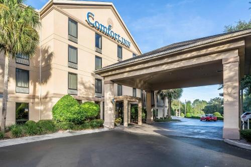 a rendering of the entrance to a hotel at Comfort Inn University in Gainesville