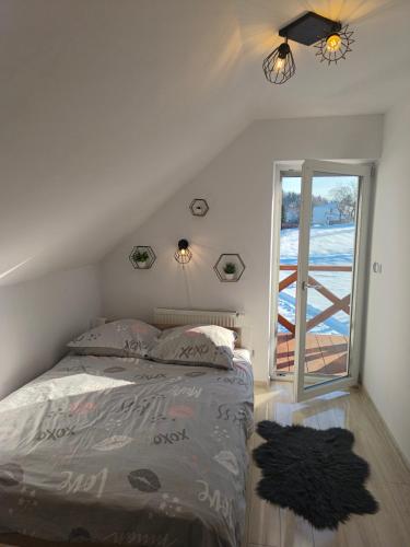 a bedroom with a bed and a window at Przystanek Prządki in Czarnorzeki