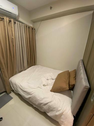 a small bed in a small room with at AHN Haven in Sampong
