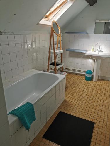 a bathroom with a bath tub and a sink at LPE Maison Gite proche Illiers Combray in Magny