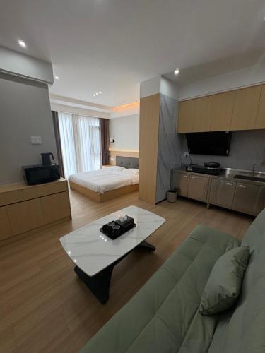 un salon avec un lit et une table basse dans l'établissement Fantasy Inn, à Nuku‘alofa