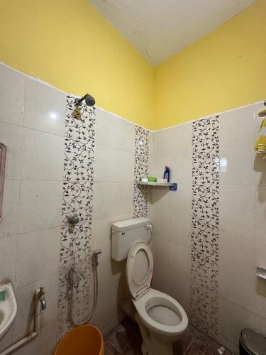 a bathroom with a toilet and a sink at Hostel Honsa in Cochin