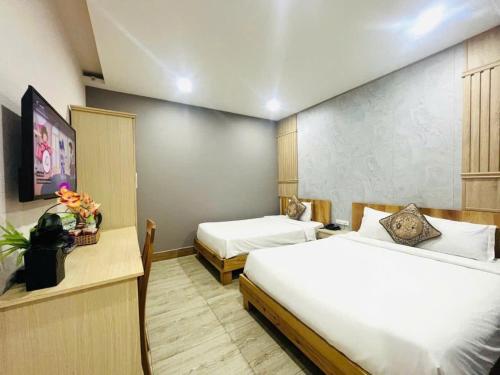 a hotel room with two beds at Hotel Hoài Bảo in Ấp Rạch Mẹo