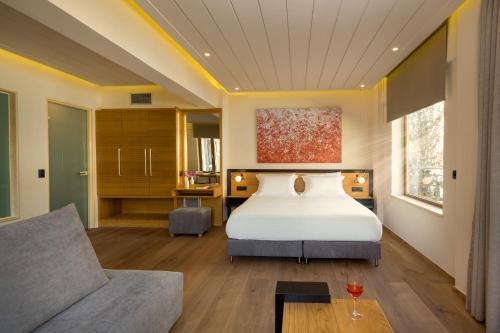 Кровать или кровати в номере Querini Luxury Suites