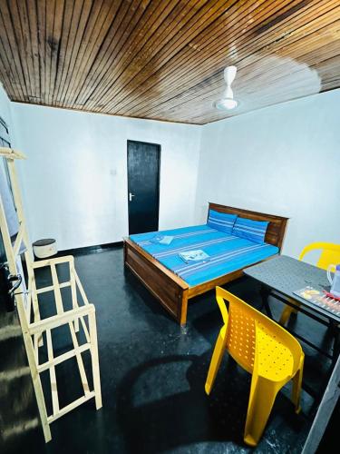 a bedroom with a bed and a table and chairs at evol Hotel Battaramulla in Battaramulla