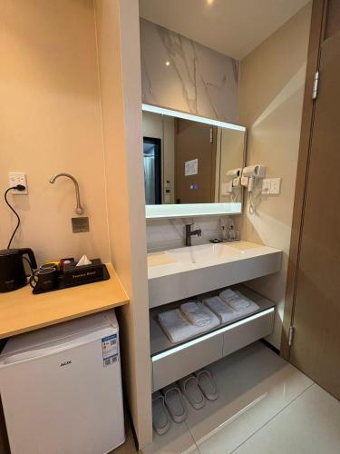 une salle de bains avec un lavabo et un miroir dans l'établissement Fantasy Inn, à Nuku‘alofa