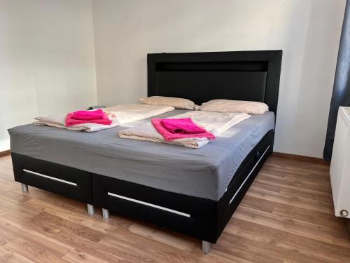 15-Min to Center, Comfy Private Rooms with Shared WC & Kitchen