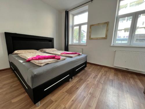 15-Min to Center, Comfy Private Rooms with Shared WC & Kitchen