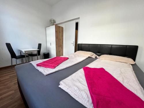 15-Min to Center, Comfy Private Rooms with Shared WC & Kitchen