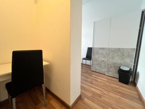 15-Min to Center, Comfy Private Rooms with Shared WC & Kitchen