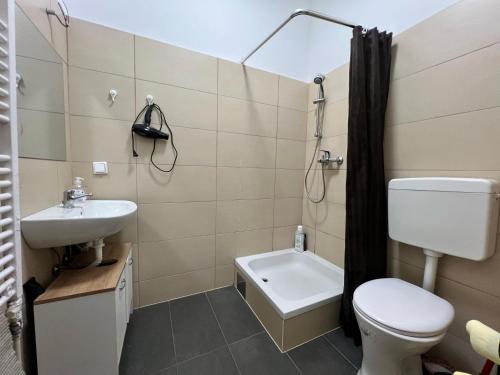 15-Min to Center, Comfy Private Rooms with Shared WC & Kitchen