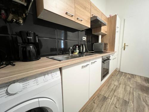 15-Min to Center, Comfy Private Rooms with Shared WC & Kitchen