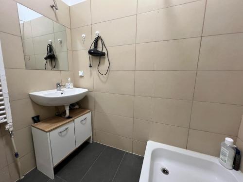 15-Min to Center, Comfy Private Rooms with Shared WC & Kitchen