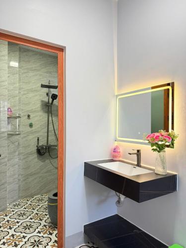 a bathroom with a sink and a shower at HOMESTAY- Hưng Thịnh in Vạn Ninh