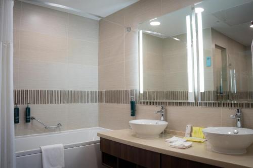 Hilton Garden Inn Astana — Bathroom