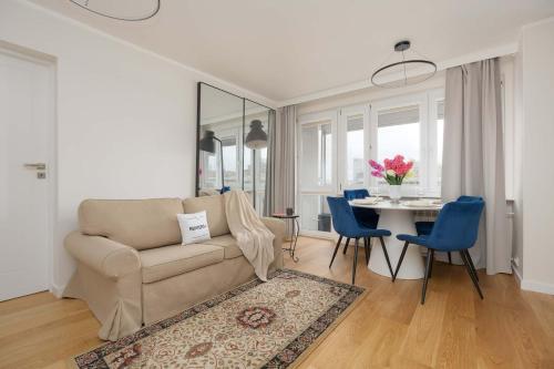 Cozy Apartment with View of the Palace of Culture and Science by Noclegi Renters
