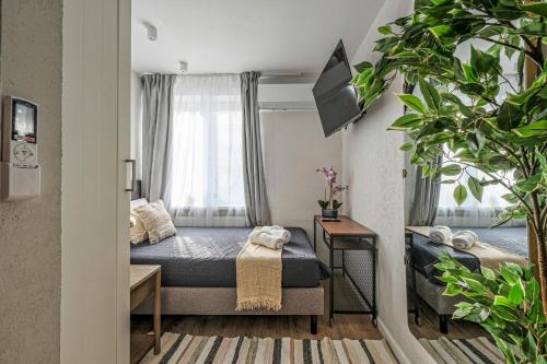 a small bedroom with a bed and a window at Prestige Center Warsaw Rooms Metro, AC, Smart TV, 2 Bathrooms in Warsaw