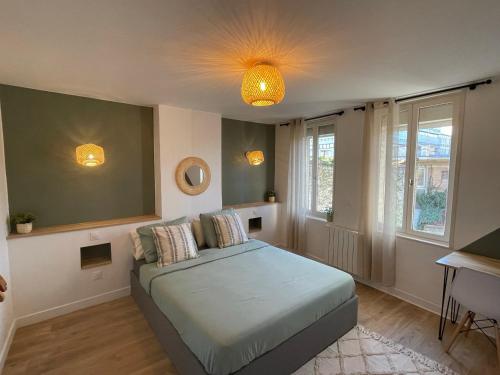 En eller flere senge i et værelse på L'Appartement Vert