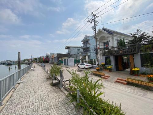 a street next to a river with a building at Kỳ Duyên House in Cái Răng