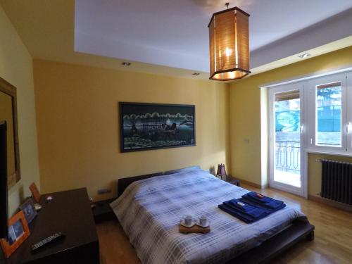 Un dormitorio con una cama con toallas azules. en Easy Stay Rome, en Roma