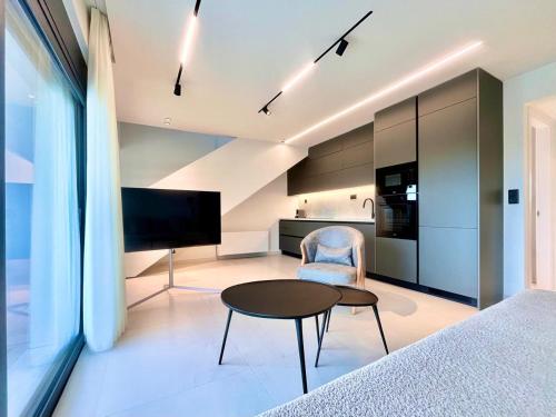 2BR Sea View Loft with private Jacuzzi in Riviera