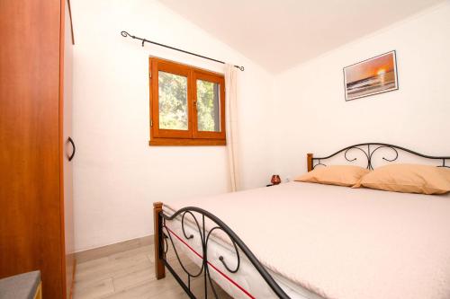 a bedroom with a bed and a window at House Sarah in Tkon