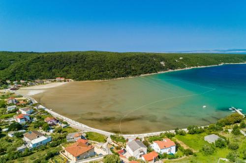 an aerial view of a beach with houses at Apartments Ivan in Kampor