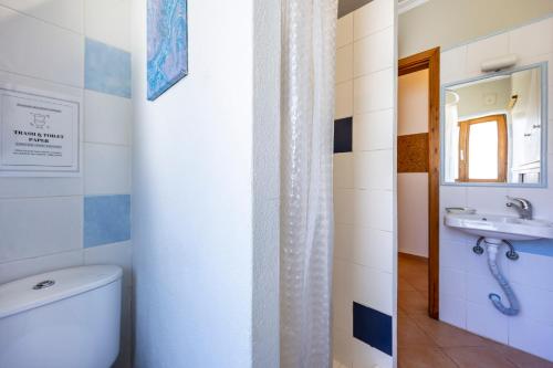 a bathroom with a toilet and a sink at Quintinha Mojud in Rogil