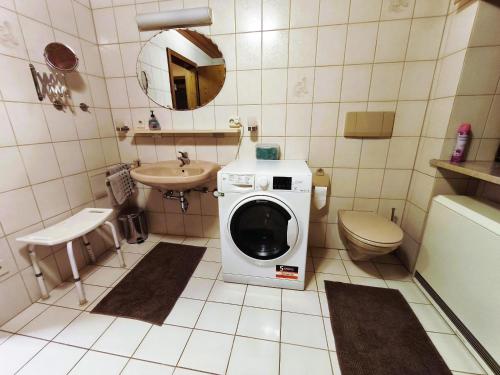 a bathroom with a washing machine and a sink at Ferienwohnung Seidl in Waffenbrunn