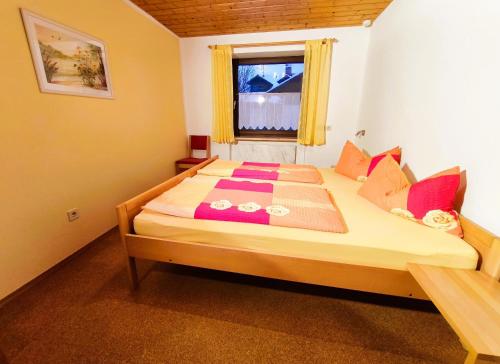 a large bed in a room with a window at Ferienwohnung Seidl in Waffenbrunn