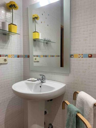 a white bathroom with a sink and a mirror at Enjoy Toledo, junto a Puy du Fou in Argés