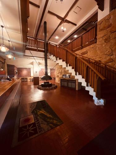 ein großer Raum mit Treppenhaus in einem Gebäude in der Unterkunft Hotel Kodama in Yamanouchi