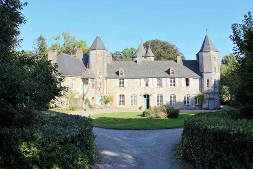 d'un domaine avec une grande maison en pierre et une allée. dans l'établissement Chateau de Flottemanville, à Flottemanville