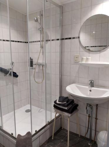 a bathroom with a shower and a sink at Motel Paradiso in Bad-Nieuweschans
