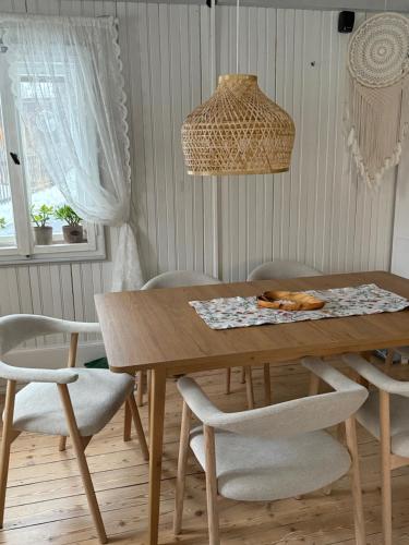 a dining room table with chairs and a lamp at Haus Bergverliebt in Sebnitz
