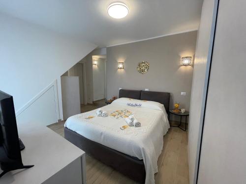 a small bedroom with a bed with a white blanket at Casa Marì by Holiday World in Sulzano