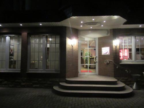a lobby of a building at night at Hotel Rose in Georgsmarienhütte