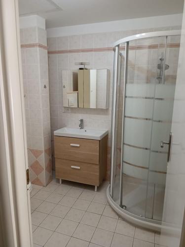 a bathroom with a shower and a sink at Proche de Monaco appartement devant piscine in Beausoleil