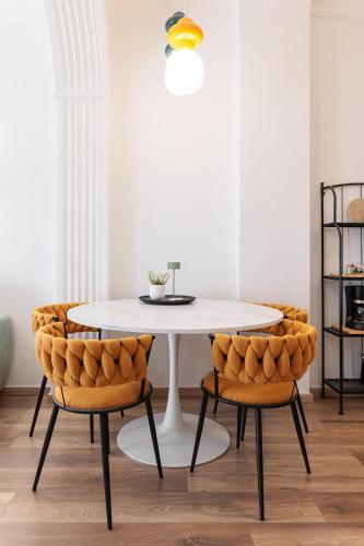 F & B Collection - Flat for 6