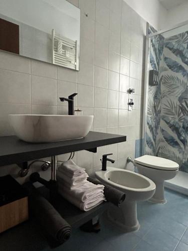 a bathroom with a sink and a toilet at Casa Palma in Rho