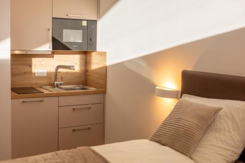 a small bedroom with a sink and a bed at Uelser Hof in Uelsen