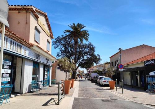 Plage 200 m à pied Terrasse vue Salins Bus pour îles Hyères