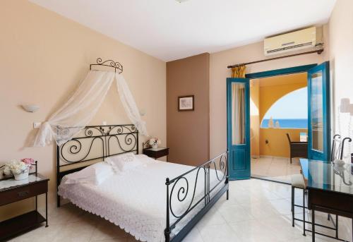 una camera con letto e vista sull'oceano di Archipelagos Apartments ad Arkása