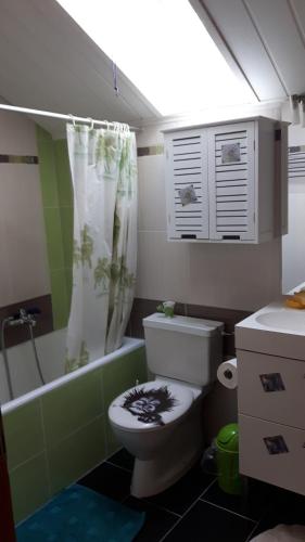 e bagno con servizi igienici, vasca e lavandino. di Appartement 3 chambres dans un chalet a Granges