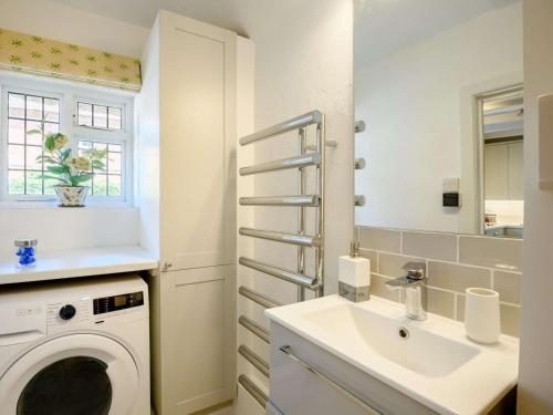 a bathroom with a sink and a washing machine at 2 Bed in Salisbury oc-88922 in Boreham